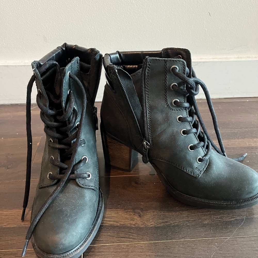 ARTICA Black Lace-Up Heeled Ankle Boots